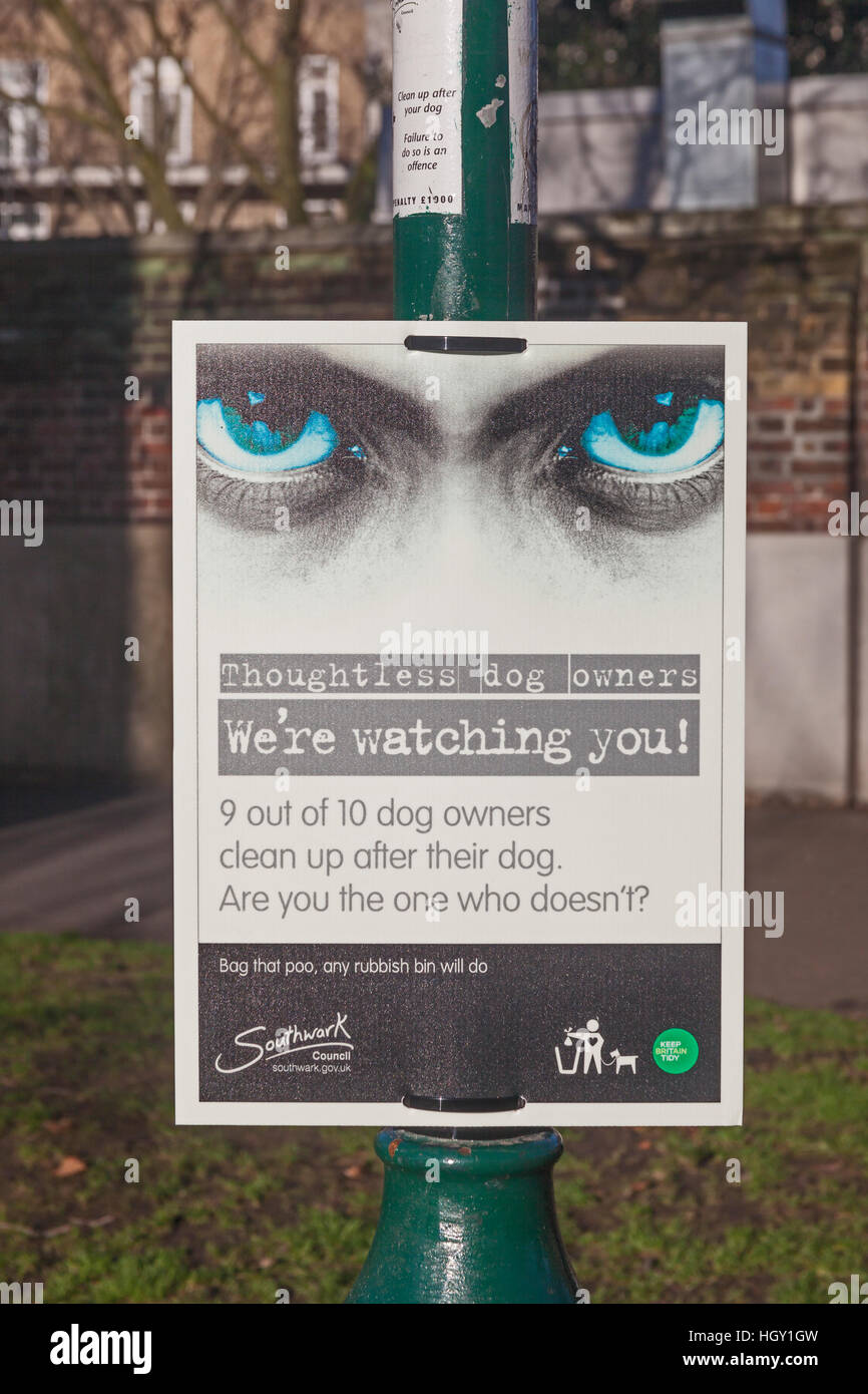 London, Lambeth A beachten Achtung Hundebesitzer auf einen Laternenpfahl in Geraldine Mary Harmsworth Park Stockfoto