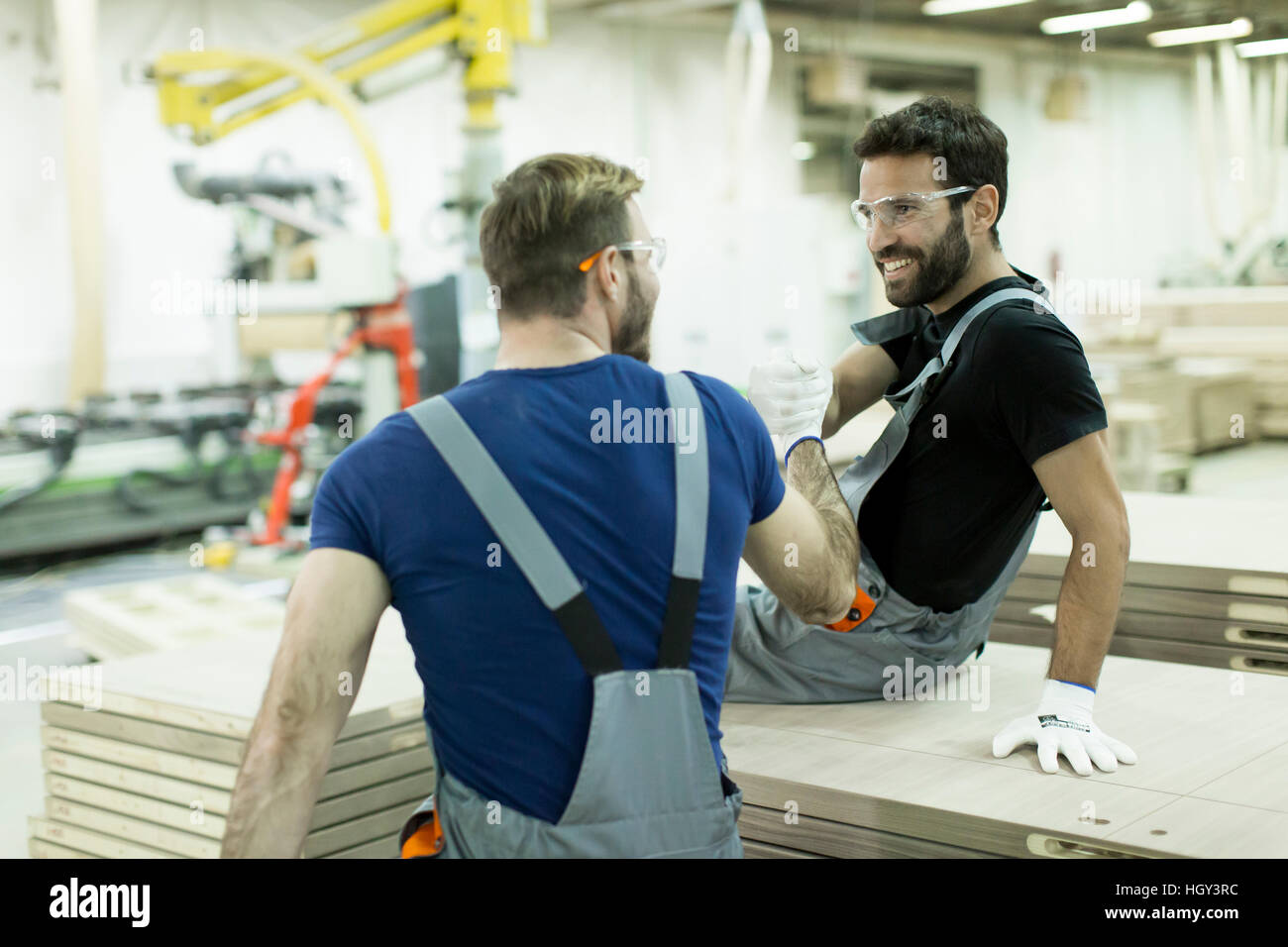 Junge männliche Arbeiter in einer Möbelfabrik, eine Pause Stockfoto