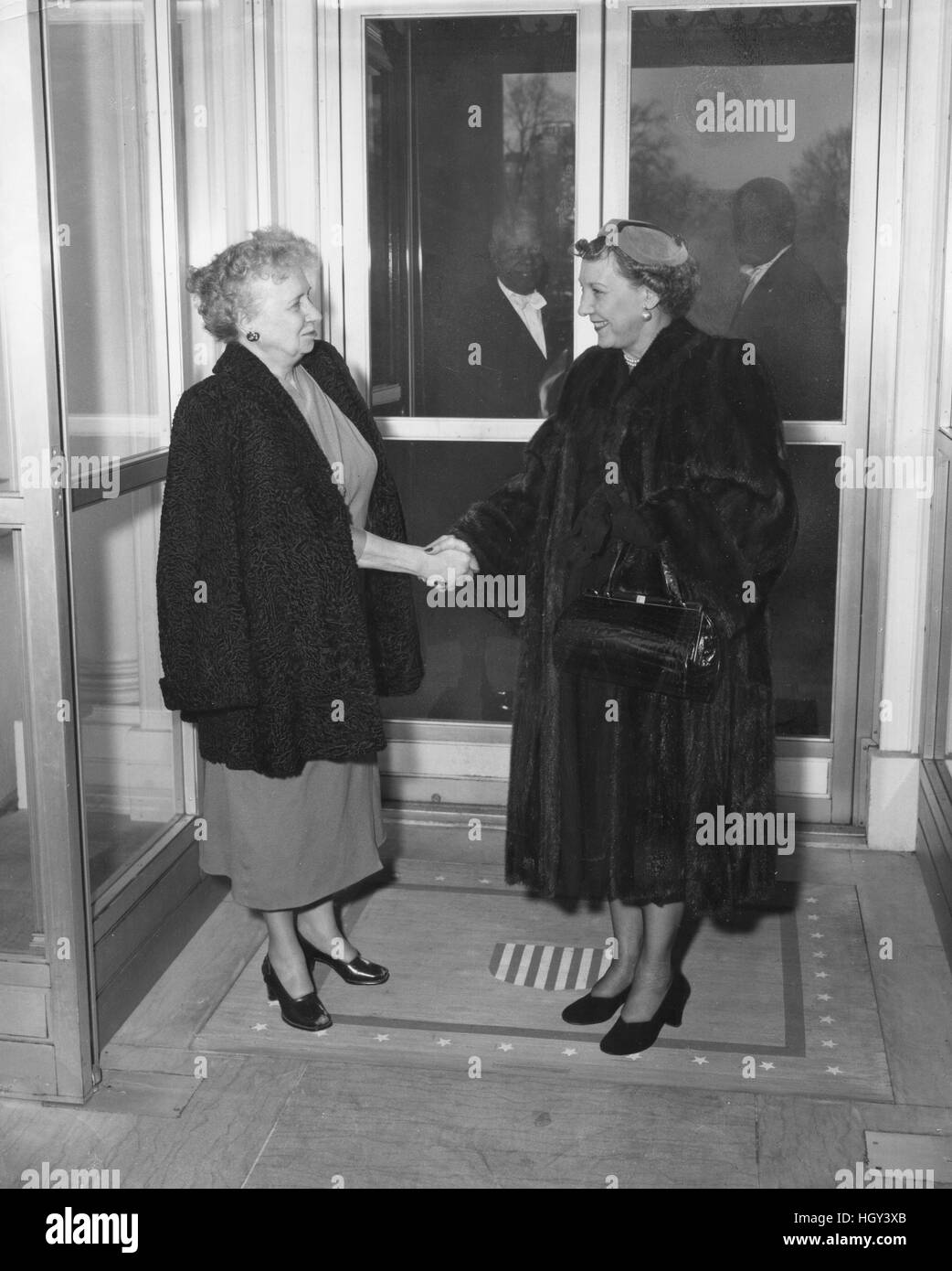Mamie Eisenhower (rechts) begrüßt von First Lady Bess Truman bei ihrer Ankunft im Weißen Haus, die Villa kennenzulernen rufen sie nach Hause nach dem 20. Januar. Stockfoto