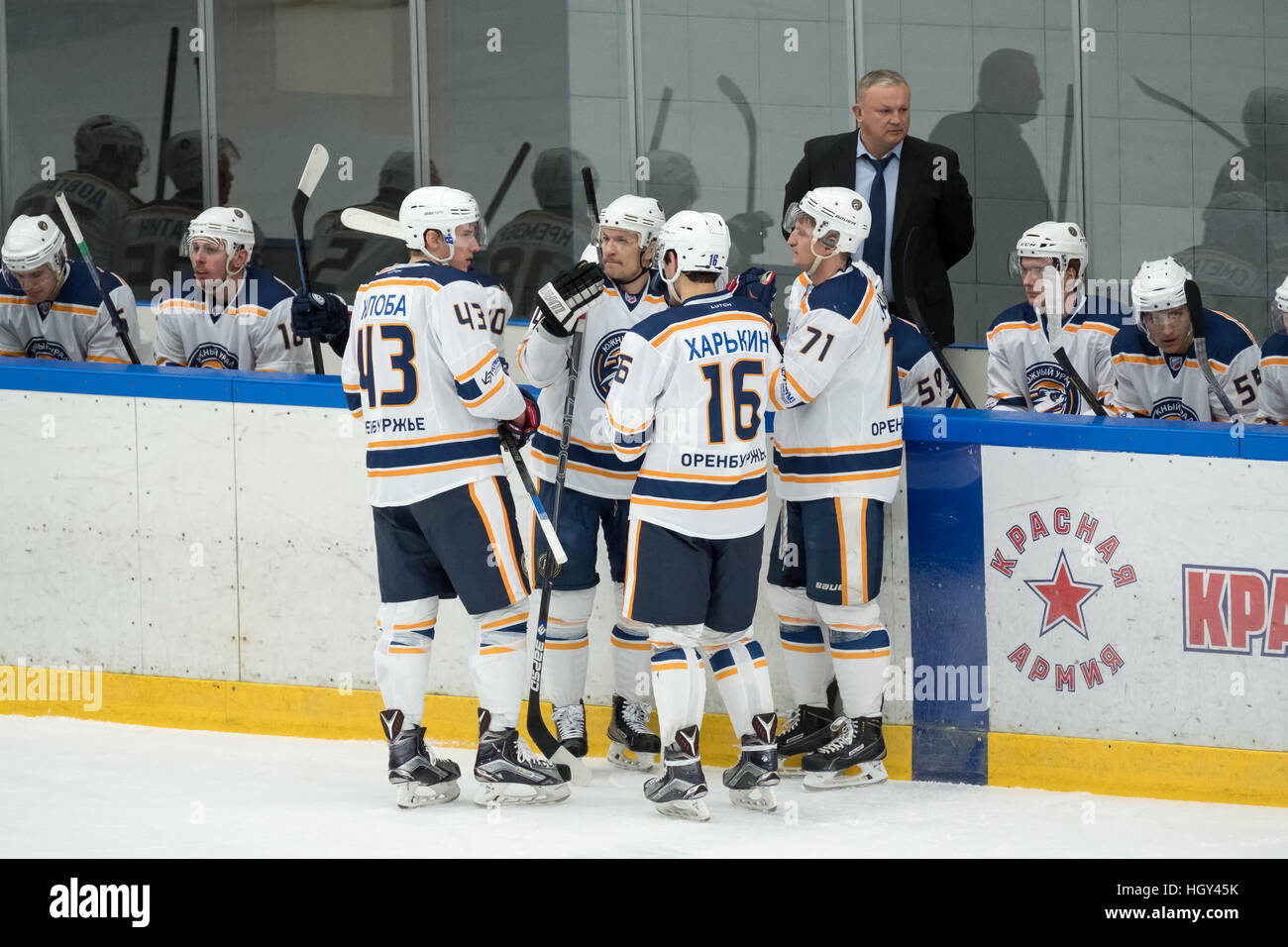 Hockey-Match im Eispalast Witjas Stockfoto