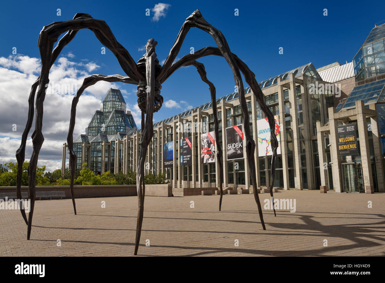 Eintritt in die National Gallery of Canada in Ottawa mit Bronze-Skulptur-Kunst der Riesenspinne namens Maman Stockfoto