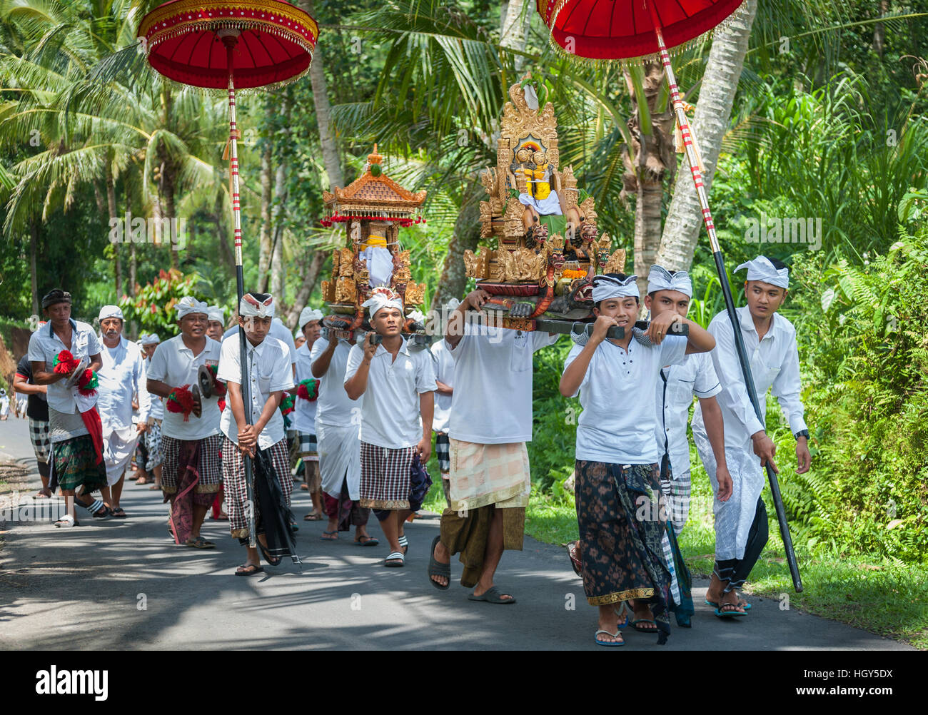 Balinesische Hindu-Prozession. In hinduistischen Bali werden religiöse Veranstaltungen gefeiert häufig durch einen Besuch in einem Tempel mit angeboten. Stockfoto