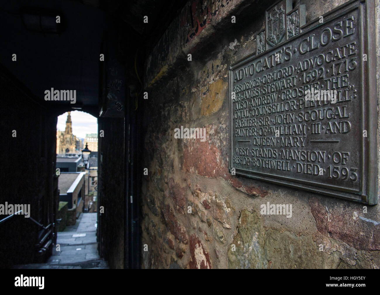 Die Bronzetafel am Eingang setzt sich für enge auf Edinburghs historische Royal Mile. Stockfoto