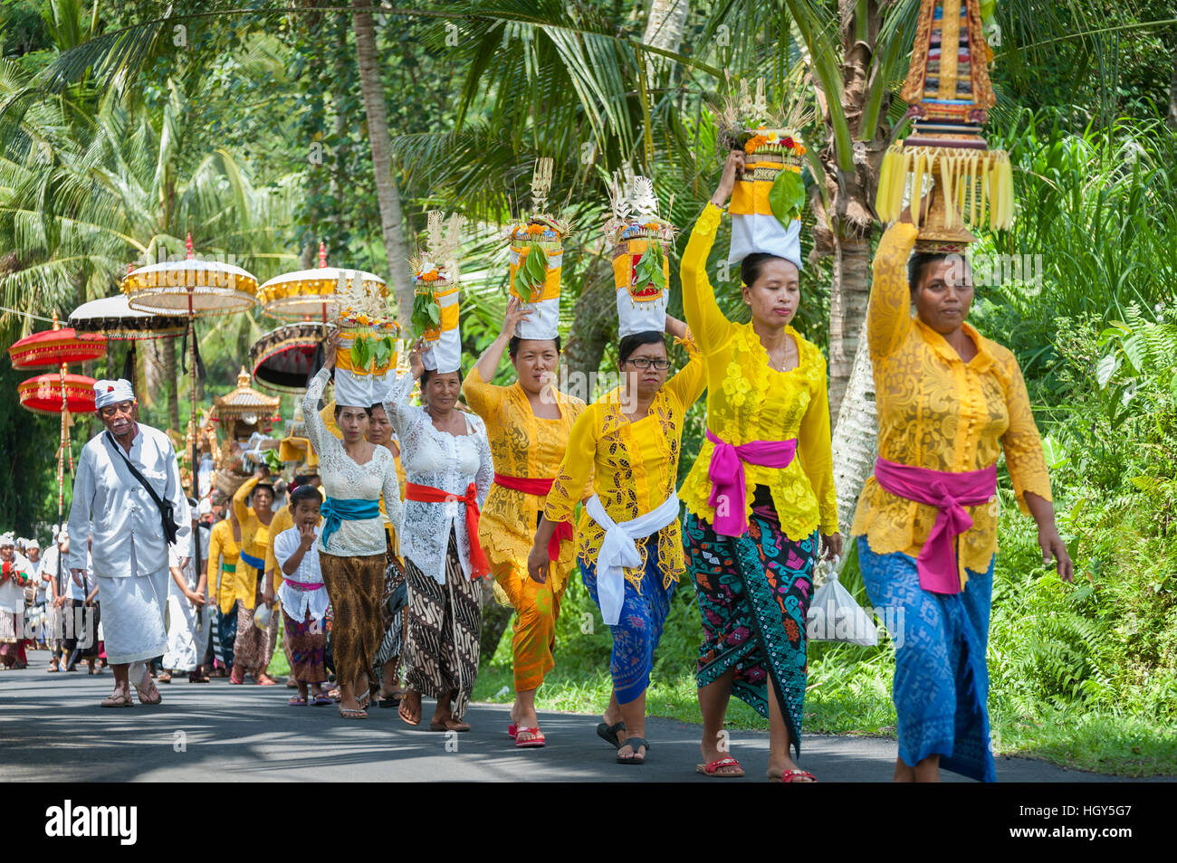 Balinesische Hindu-Prozession. In hinduistischen Bali werden religiöse Veranstaltungen gefeiert häufig durch einen Besuch in einem Tempel mit angeboten. Stockfoto