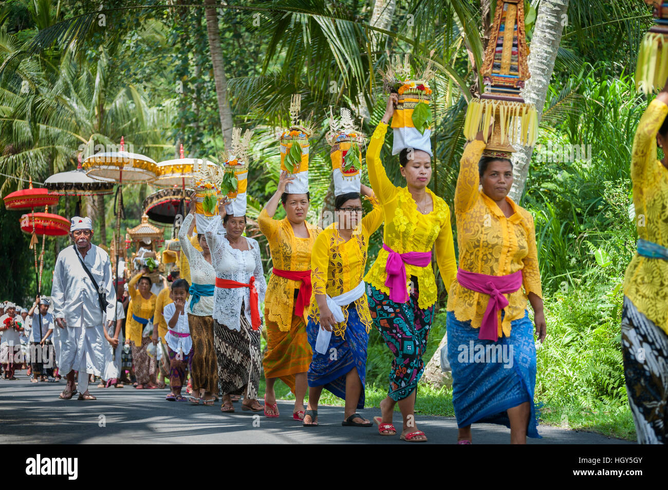 Balinesische Hindu-Prozession. In hinduistischen Bali werden religiöse Veranstaltungen gefeiert häufig durch einen Besuch in einem Tempel mit angeboten. Stockfoto