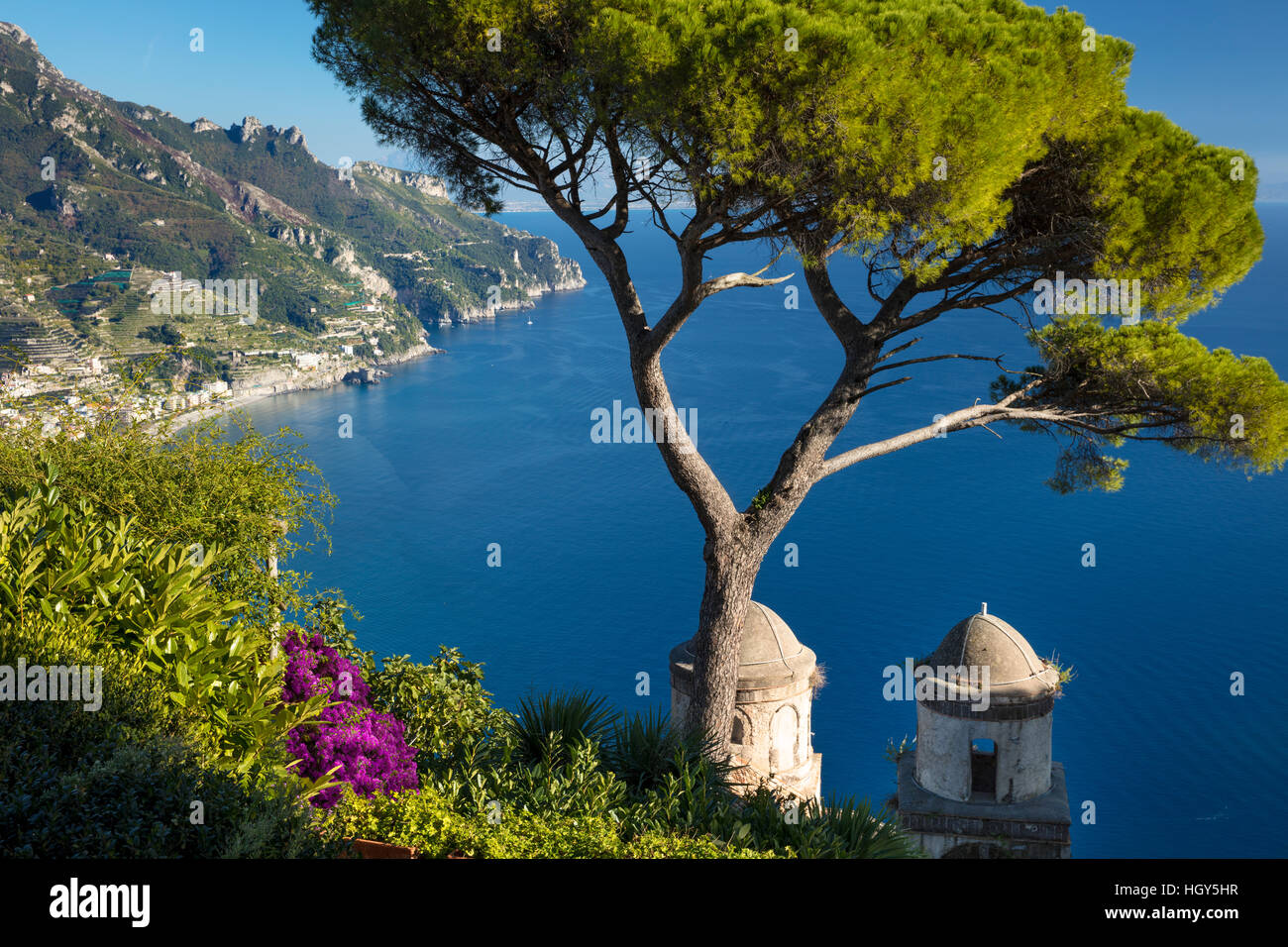 Blick über den Golf von Salerno aus Villa Rufolo in Ravello, Kampanien, Italien Stockfoto