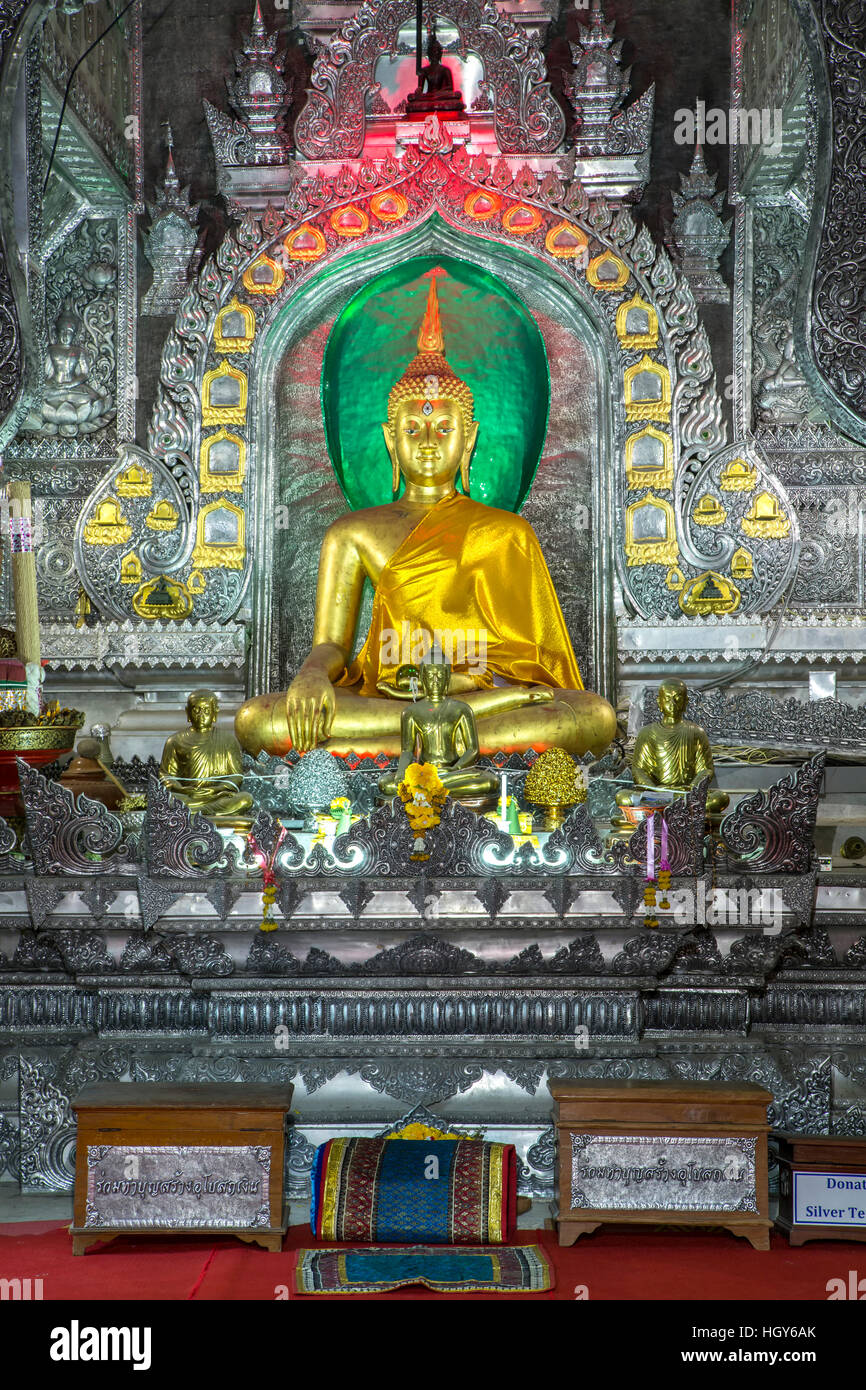 Altar und Statue von Buddha, Wat Sri Suphan (Silber-Tempel), Chiang Mai, Thailand Stockfoto