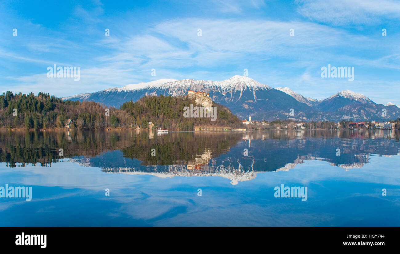 Reines Wasser des Bleder Sees widerspiegelt, blauer Himmel und Berge Stockfoto
