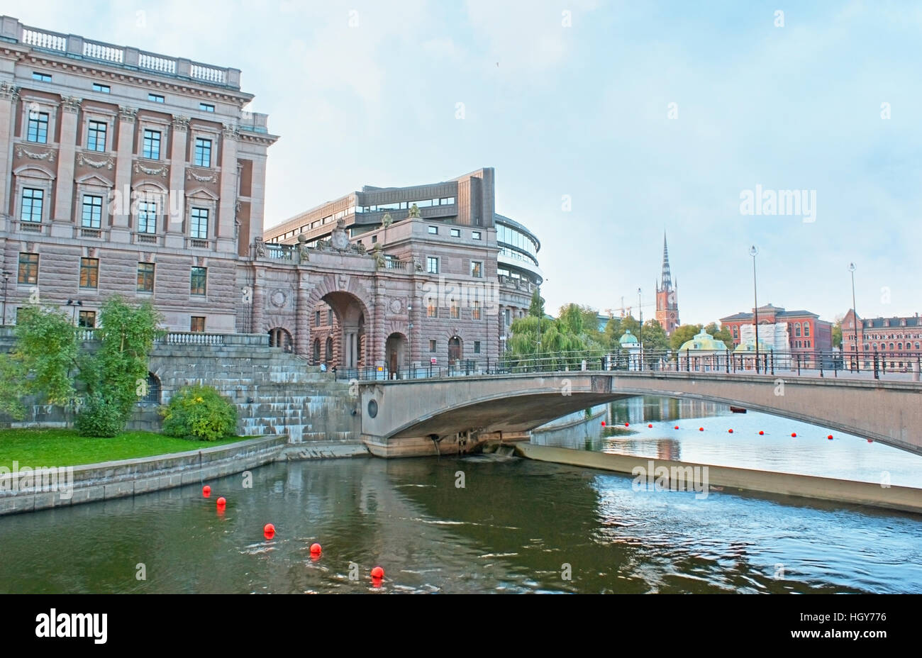 Riksbron (National-Brücke) ist eine Bogenbrücke führt zu dem Parliament House über Helgeandsholmen Stockfoto