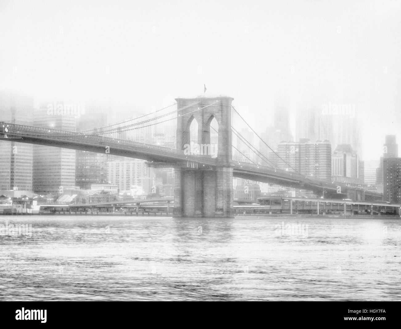 Brooklyn-Bridge am nebligen Tag. Stockfoto