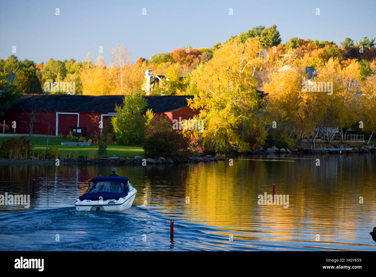 Boot auf einem Kanal in Wolfeboro, New Hampshire. Stockfoto