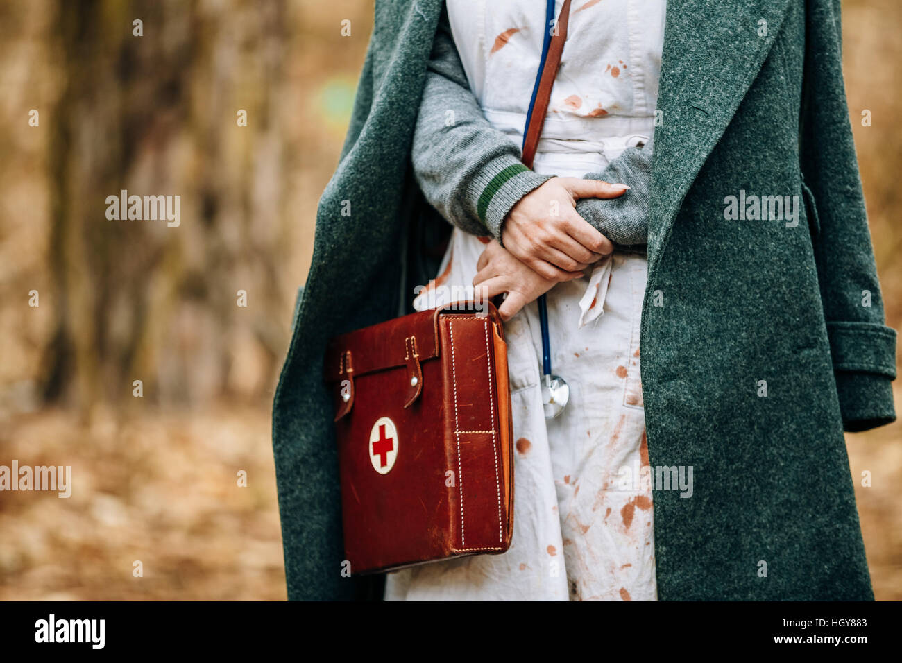 Nicht identifizierte Re-Enactor trägt historischen deutschen Krankenschwester Sanitäter des 2. Weltkrieges einheitliche Stockfoto