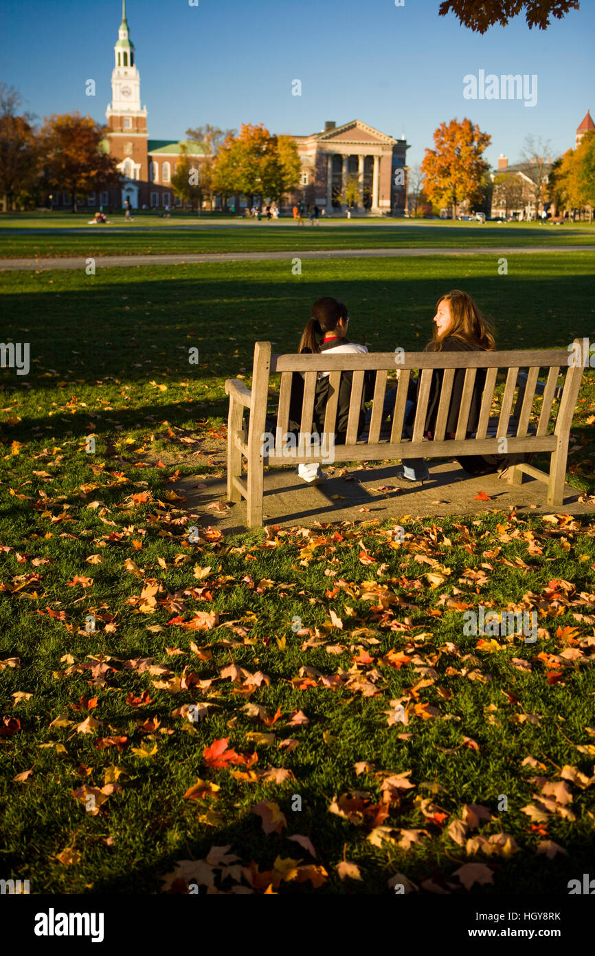 Zwei junge Frauen genießen Sie ein Gespräch auf dem Dartmouth College in Hanover (New Hampshire). Stockfoto