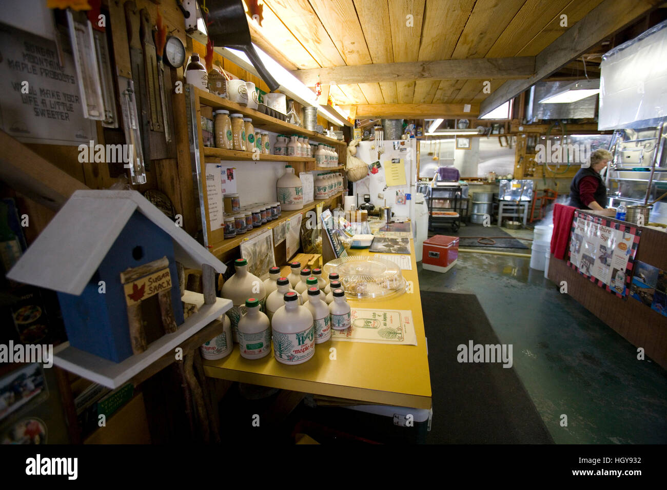 Krüge mit Ahornsirup in die Zuckerhaus am Sonntag Ahorn Bergbauernhof in Orford, New Hampshire. Stockfoto