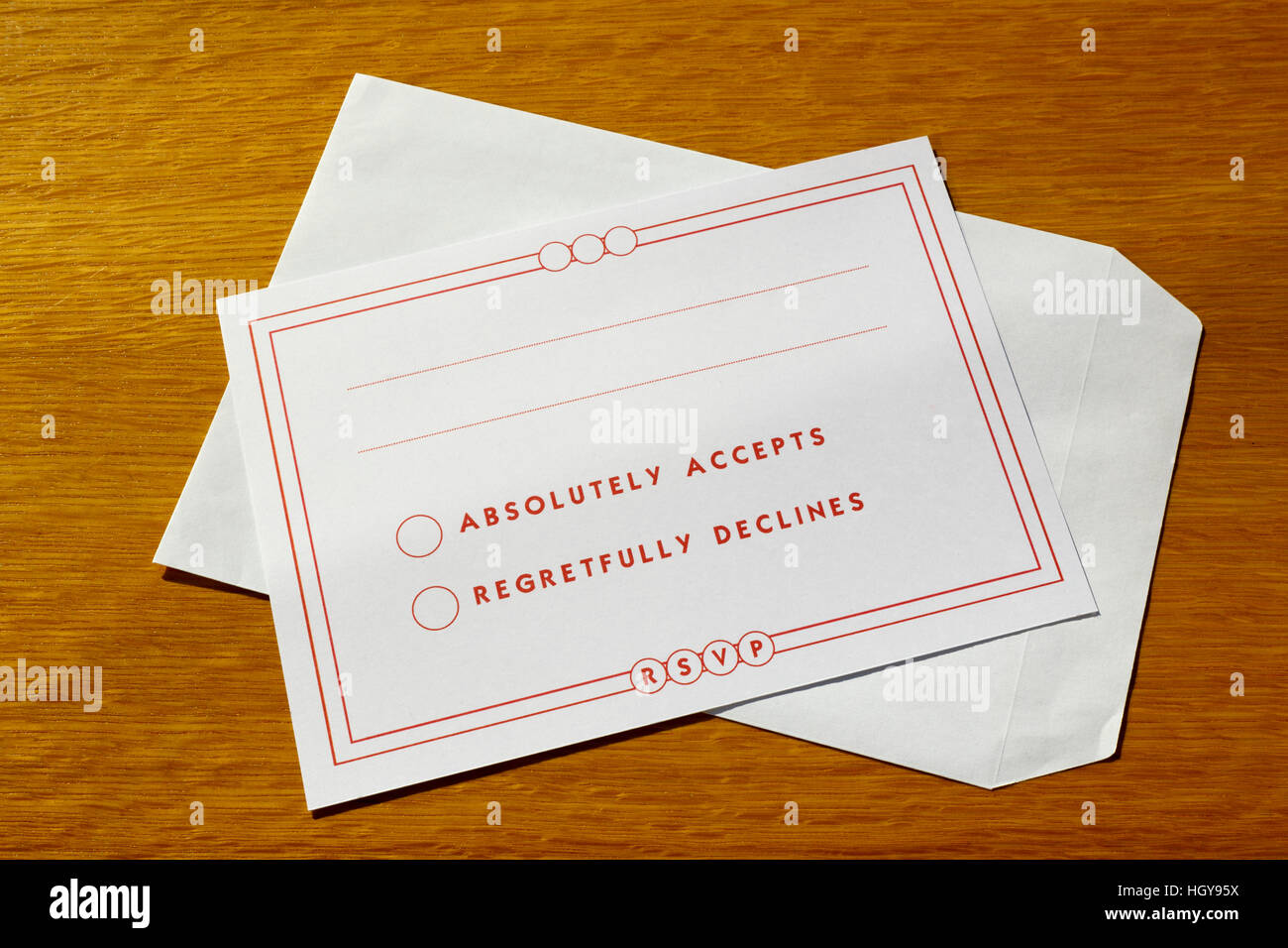 Schlicht und einfach RSVP-Karte und Umschlag auflegen einer Holzoberfläche mit der die Worte absolut akzeptiert und bedauerlicherweise sinkt Stockfoto