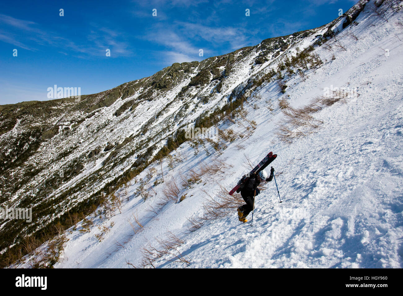 Ein Skifahrer klettert auf die Headwall König Schlucht in New Hampshire White Mountains "The Seven" in der großen Schlucht.  König-Schlucht ist ein Gletscher Cirque auf t Stockfoto