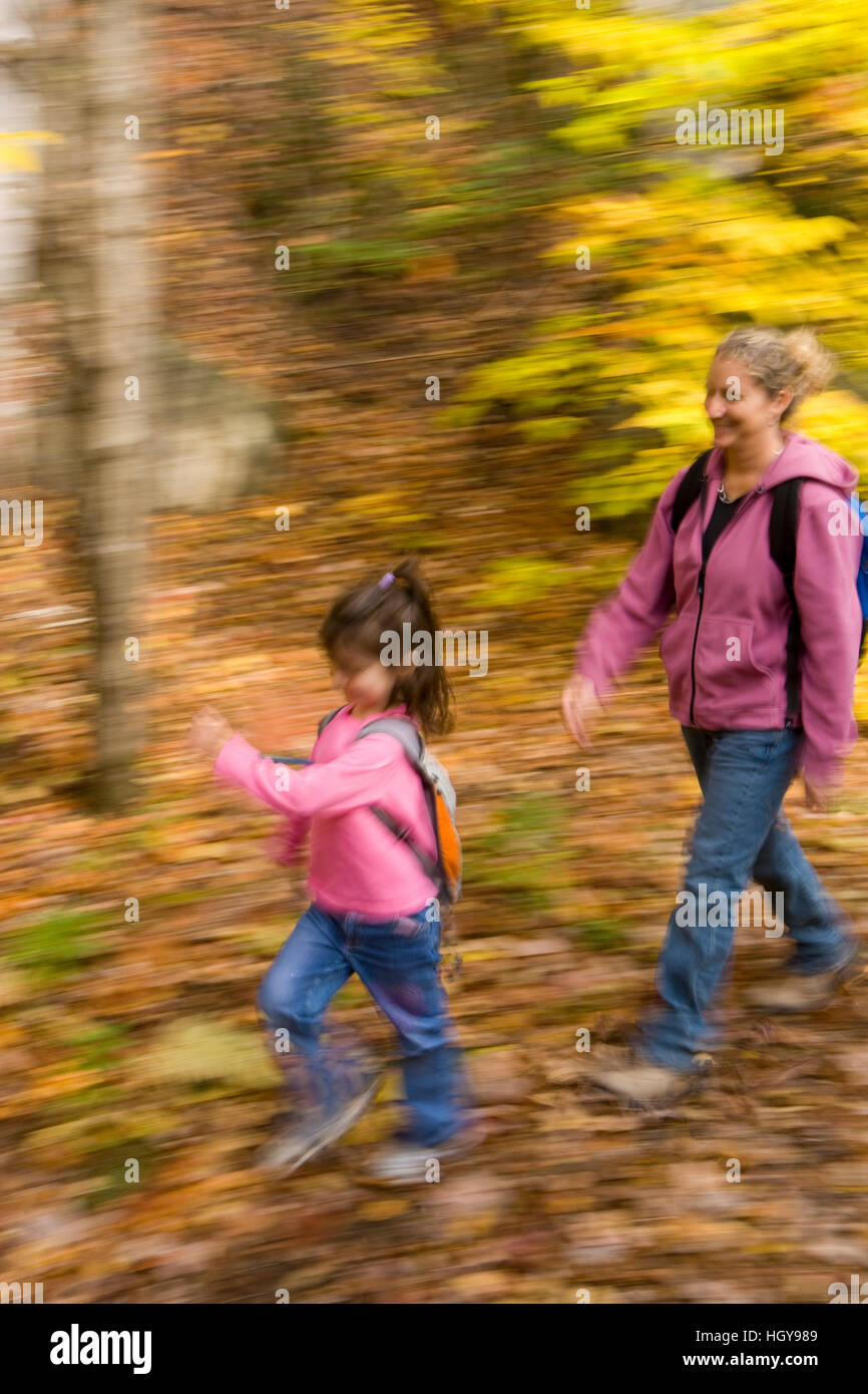 Eine Mutter und ihre kleine Tochter (6 Jahre) Wanderung auf dem Lincoln Woods Trail in New Hampshire White Mountain National Forest. Stockfoto