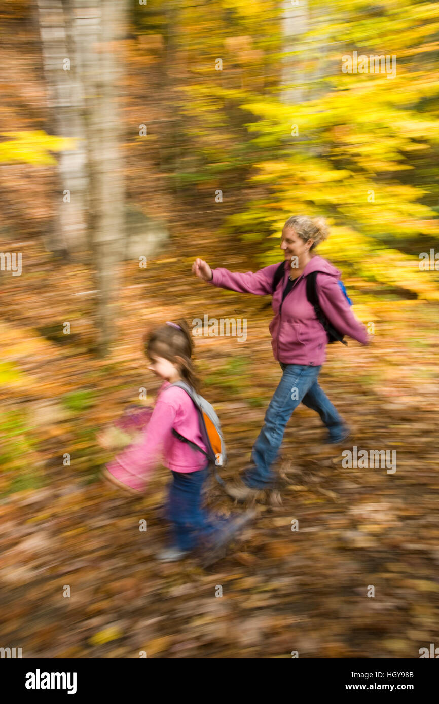 Eine Mutter und ihre kleine Tochter (6 Jahre) Wanderung auf dem Lincoln Woods Trail in New Hampshire White Mountain National Forest. Stockfoto