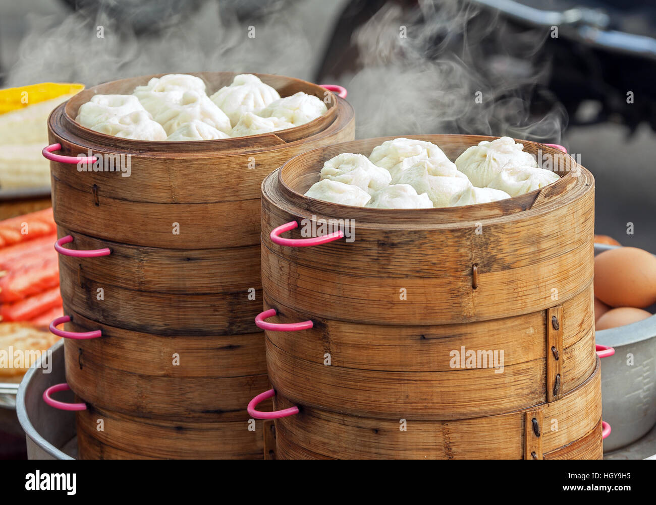 Dim Sum in Bambus Dampfgarer, chinesische Küche Stockfoto