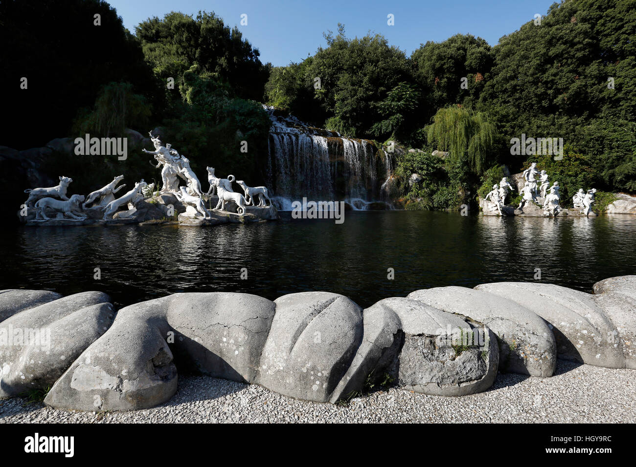 Caserta, Italien - 29. Juli 2016: Brunnen von Diana und Aktäon und großen Wasserfall im Garten des Palais Royal in Caserta. Stockfoto