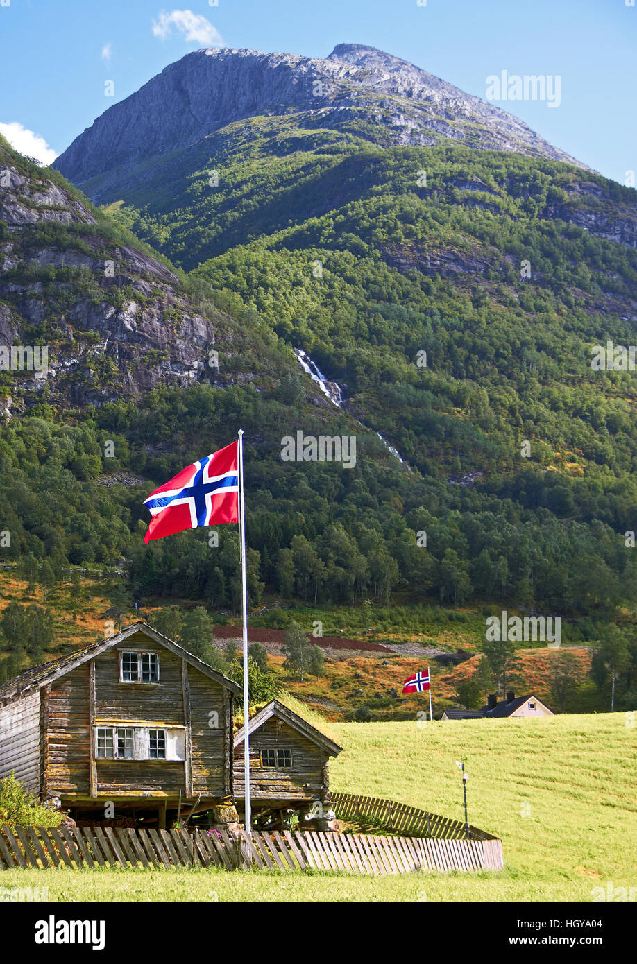 Norwegische Flaggen auf dem Lande. Ökologie, mit natürlichen Materialien in Norwegen. Stockfoto