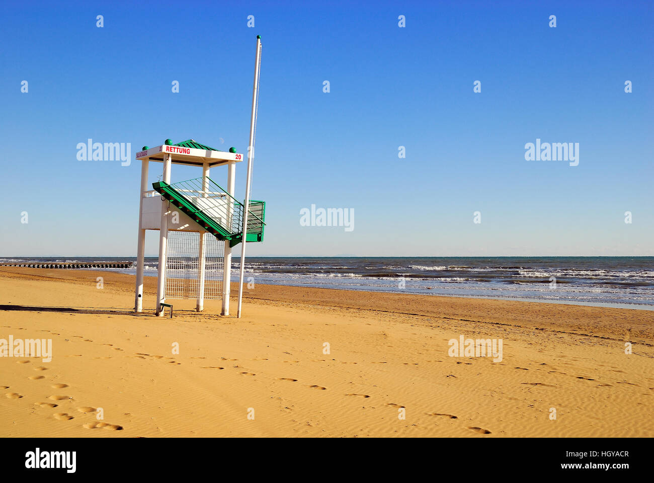 Jesolo, Veneto, Italien. Ein Rettungsschwimmer Türme am Strand von Jesolo Lido. Stockfoto