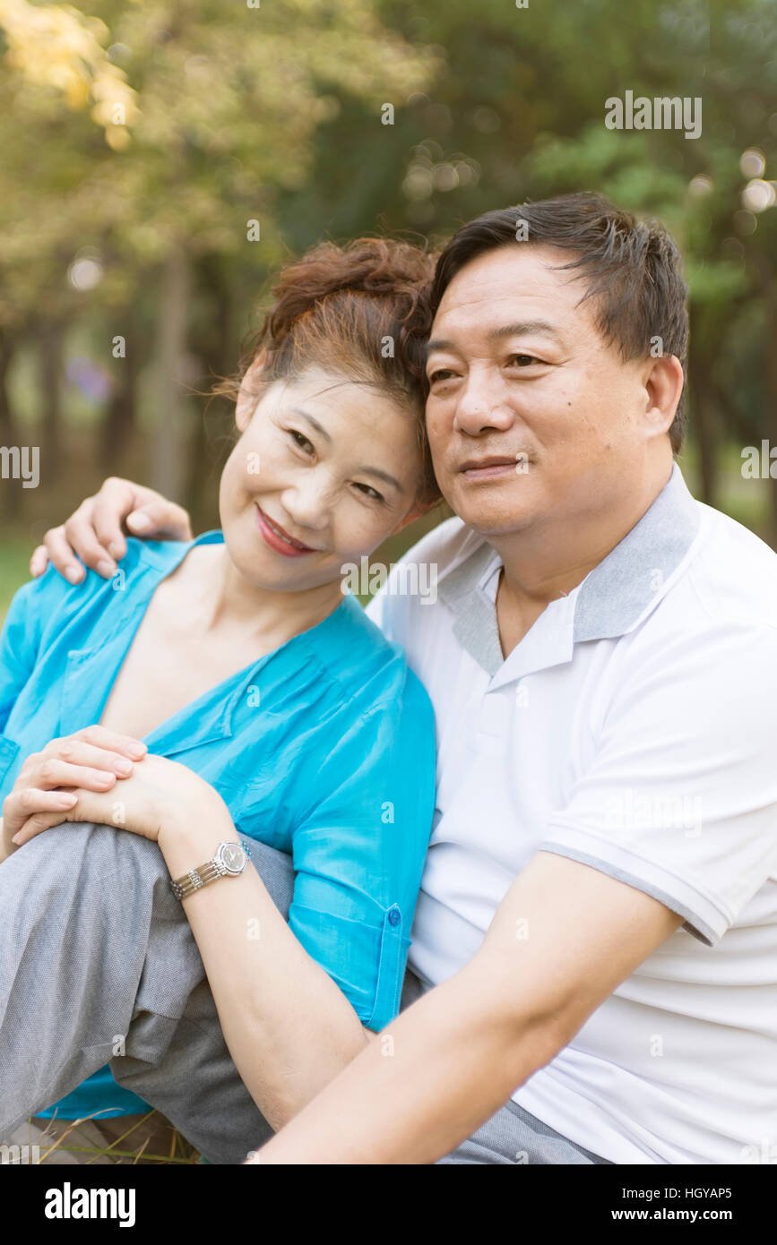Glücklich zärtlich lächelnd Senior Couple Outdoor Portrait Stockfoto
