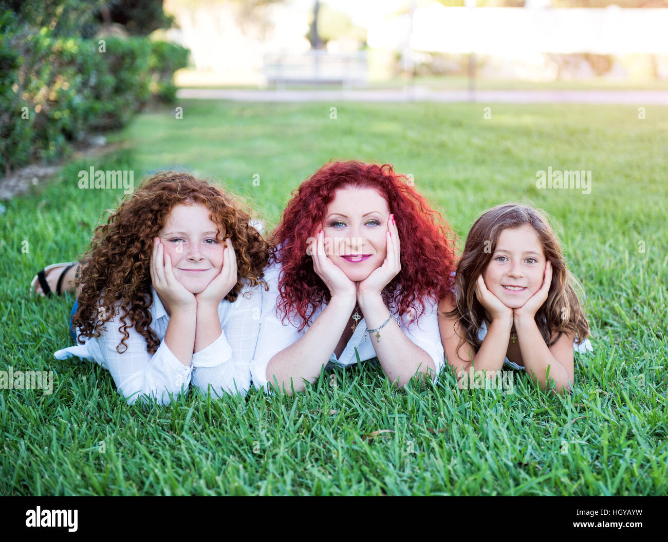 Rothaarige Mutter und ihren beiden Töchtern Stockfoto