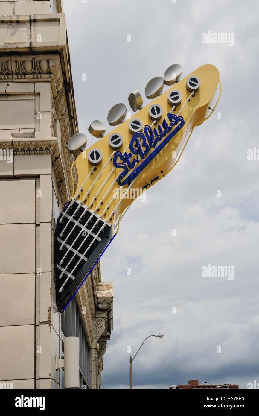 Riesige Leuchtreklame gemacht ähnelt eine e-Gitarre, Memphis, Tennessee, USA Stockfoto