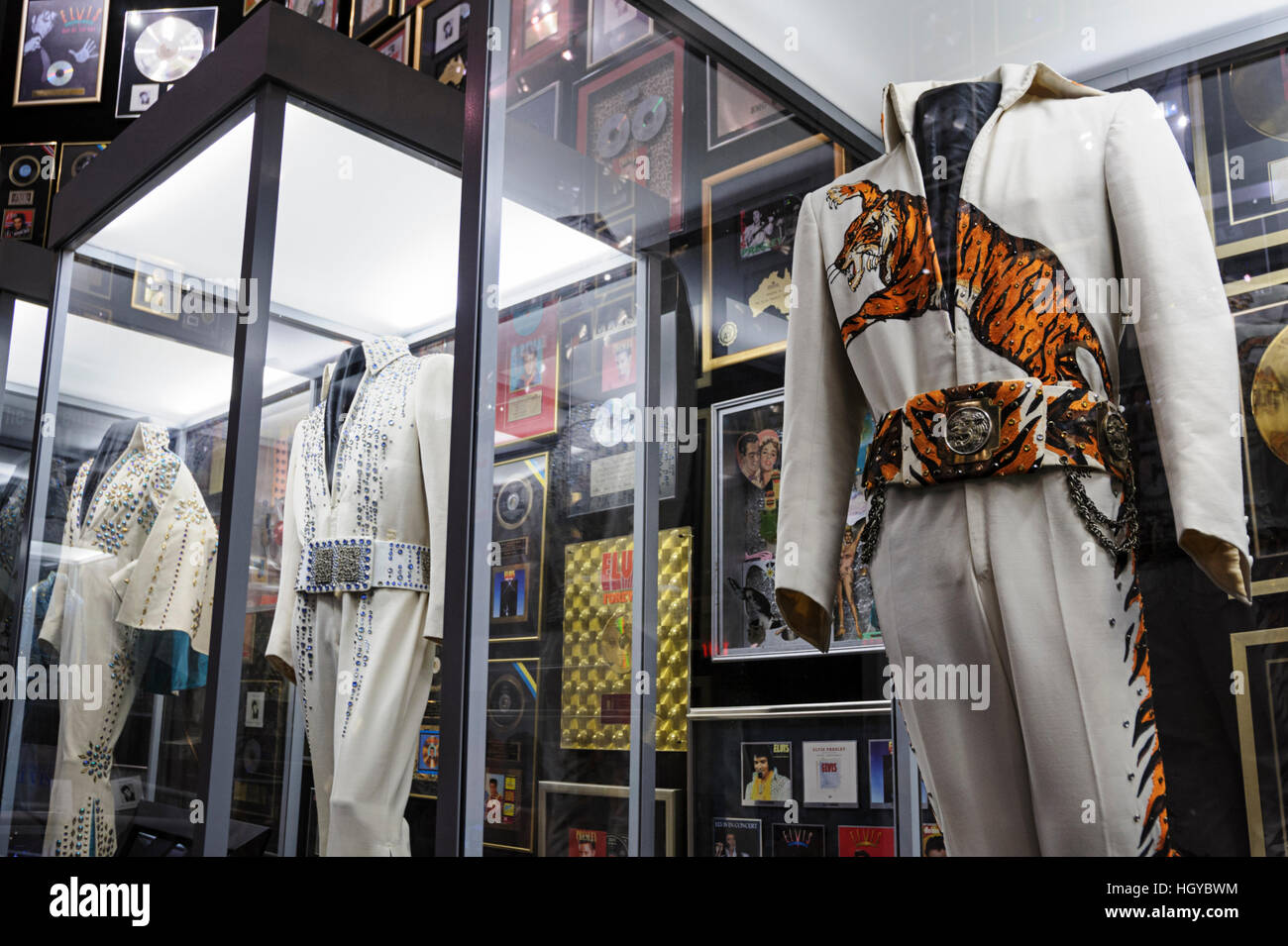 Elvis-Anzügen auf dem Display an Graceland, Memphis, Tennessee, USA Stockfoto