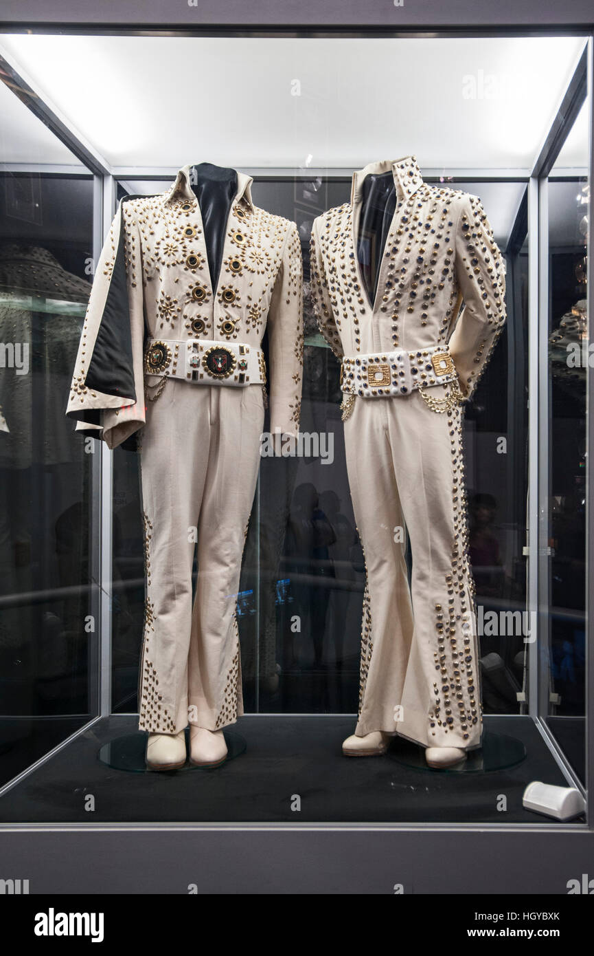 Elvis-Anzügen auf dem Display an Graceland, Memphis, Tennessee, USA Stockfoto