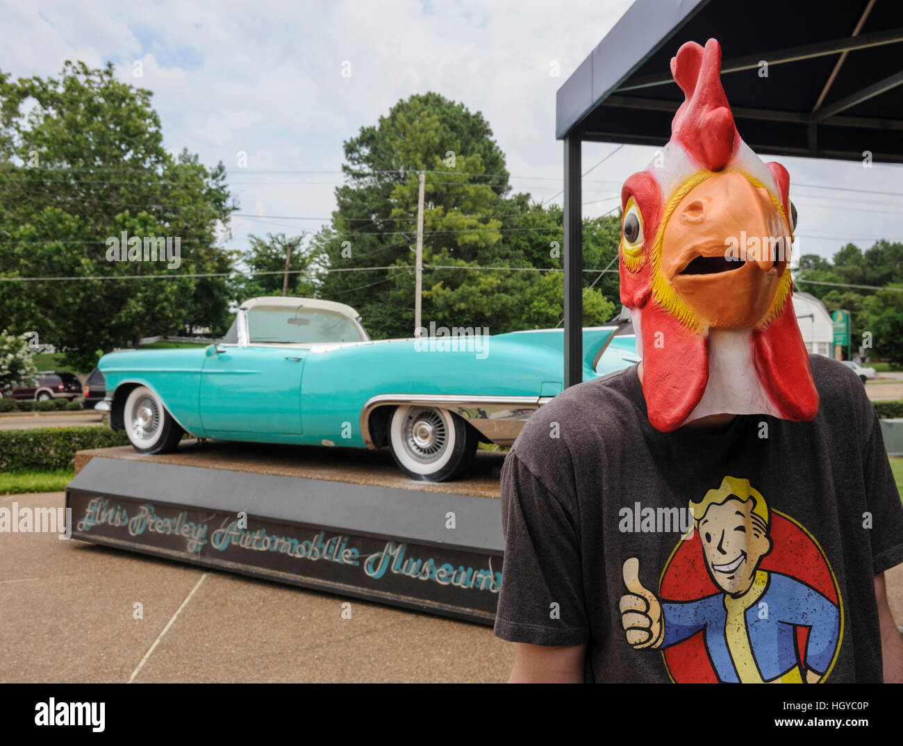 Mann trägt Huhn Kopf Gummimaske, Graceland, Memphis, Tennessee, USA Stockfoto