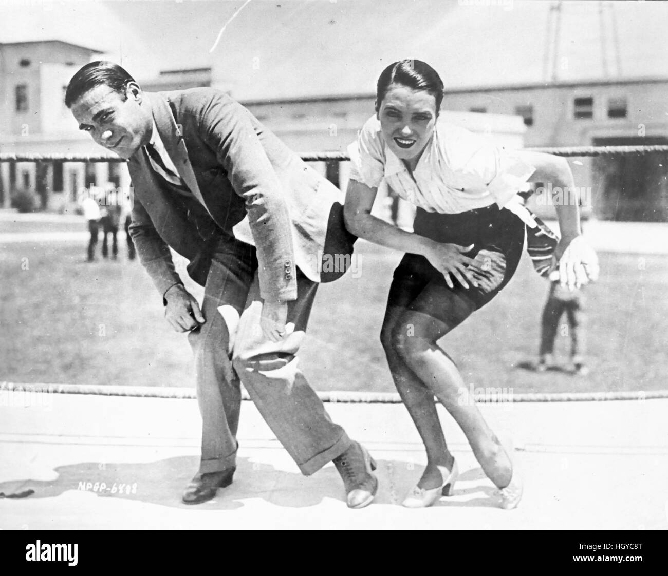 Frank Farnum, Urheber des Charleston Dance, coacht Schauspielerin Pauline Starke, die der Tanz durchgeführt in dem Film "A Little Bit of Broadway." Stockfoto