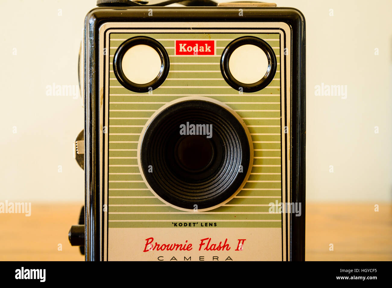 Klassische Kodak Box Brownie Kamera auf poliertem Holz top Stockfoto