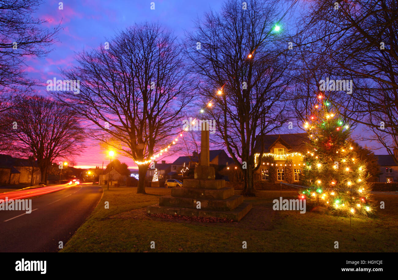 Weihnachtsbeleuchtung auf dem Dorfplatz in Litton Dorf, Nationalpark Peak District, Derbyshire, England, Großbritannien Stockfoto