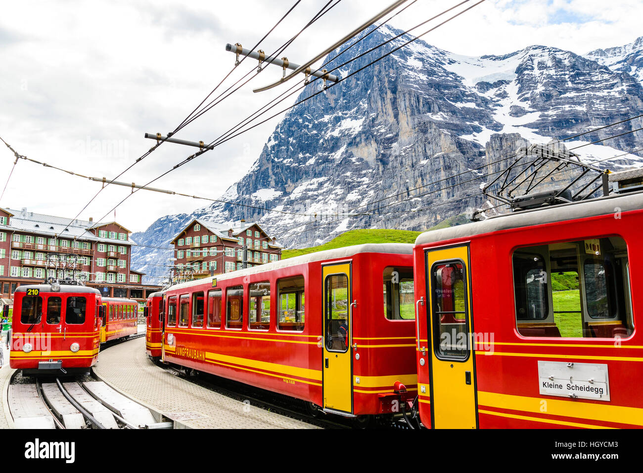 Berg-Eisenbahnen auf kleinen Scheidegg oberhalb Grindelwald Schweiz mit dem Eiger hinter Stockfoto