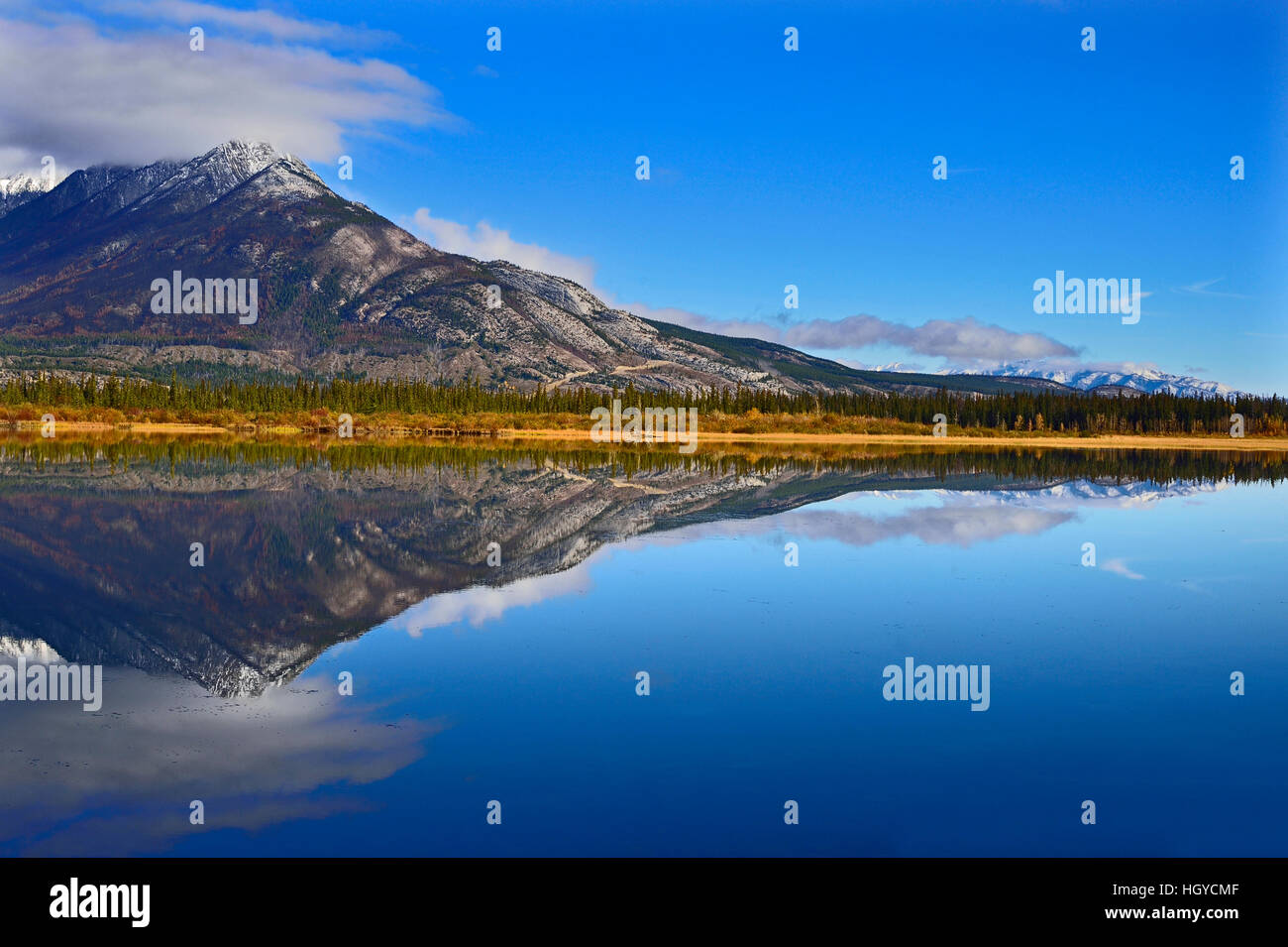 Einem schönen Landschaftsbild von den felsigen Bergen reflektiert in dem ruhigen Wasser des Sees Jasper Stockfoto