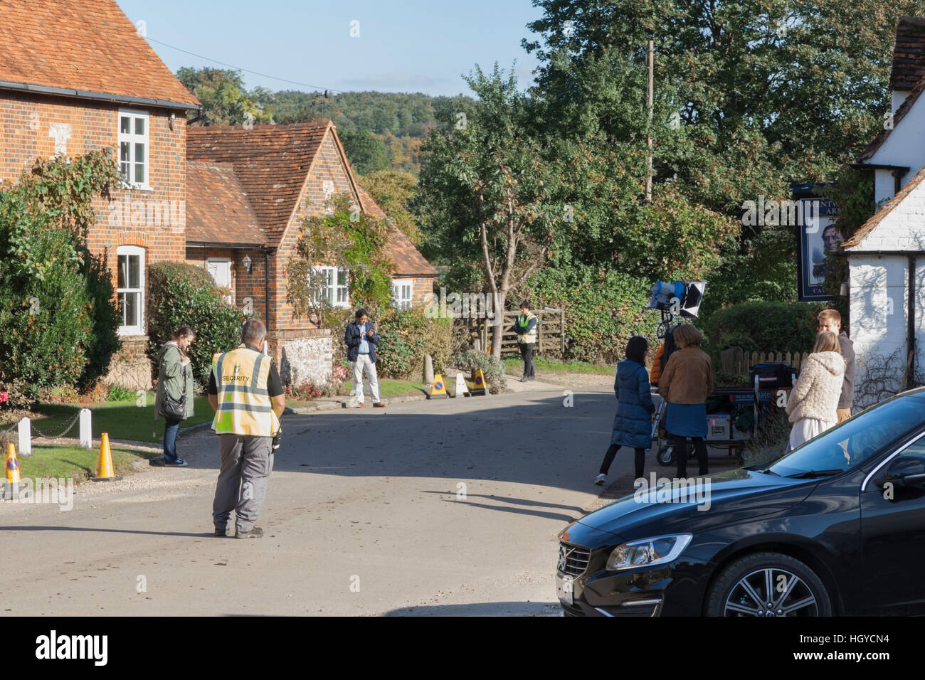 Schauspieler und Crew warten zwischen den Szenen vor Ort auf die Dreharbeiten für die 2017. Serie der Midsomer-Morde, Turville, Buckinghamshire, England. Stockfoto