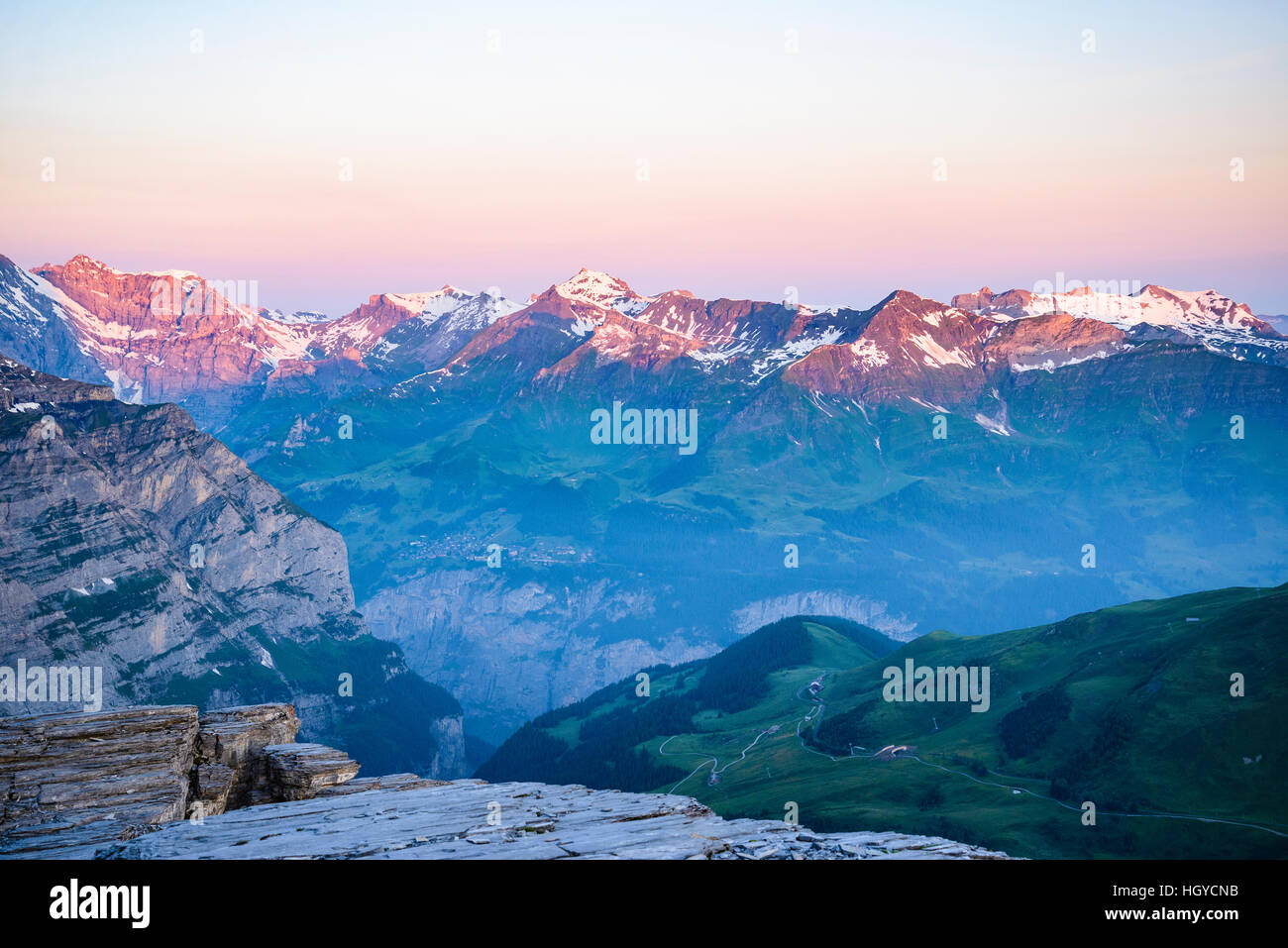 Morgenlicht auf Gipfeln über Mürren und Lauterbrunnental in den Schweizer Alpen von den Rotstock Stockfoto
