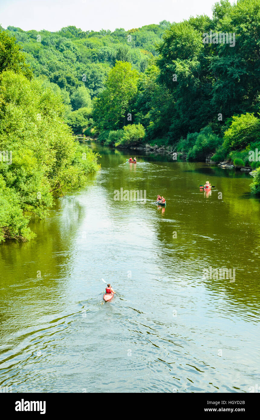 Kanuten und Kajakfahrer auf den Fluss Severn unten Severn Valley Country Park Shropshire, England Stockfoto