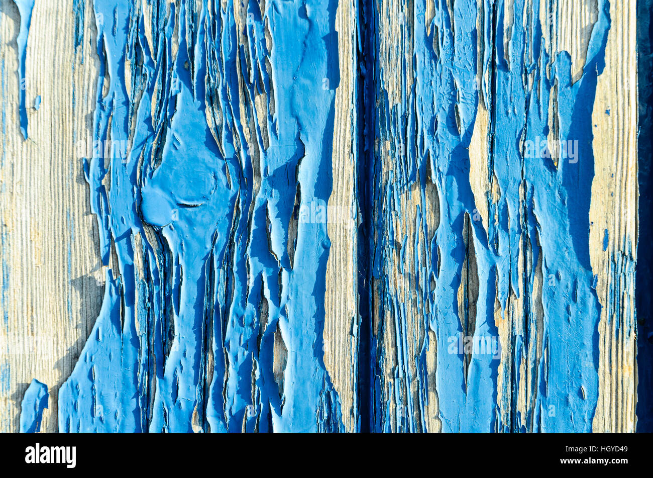 Abblätternde Farbe auf verwitterten Holztür Stockfoto