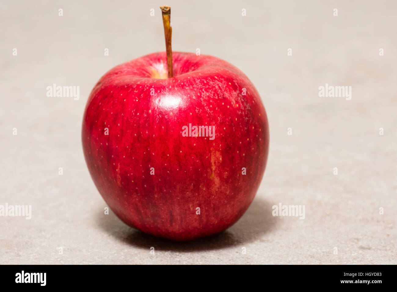 Roter Apfel auf neutrale Arbeitsplatte Stockfoto