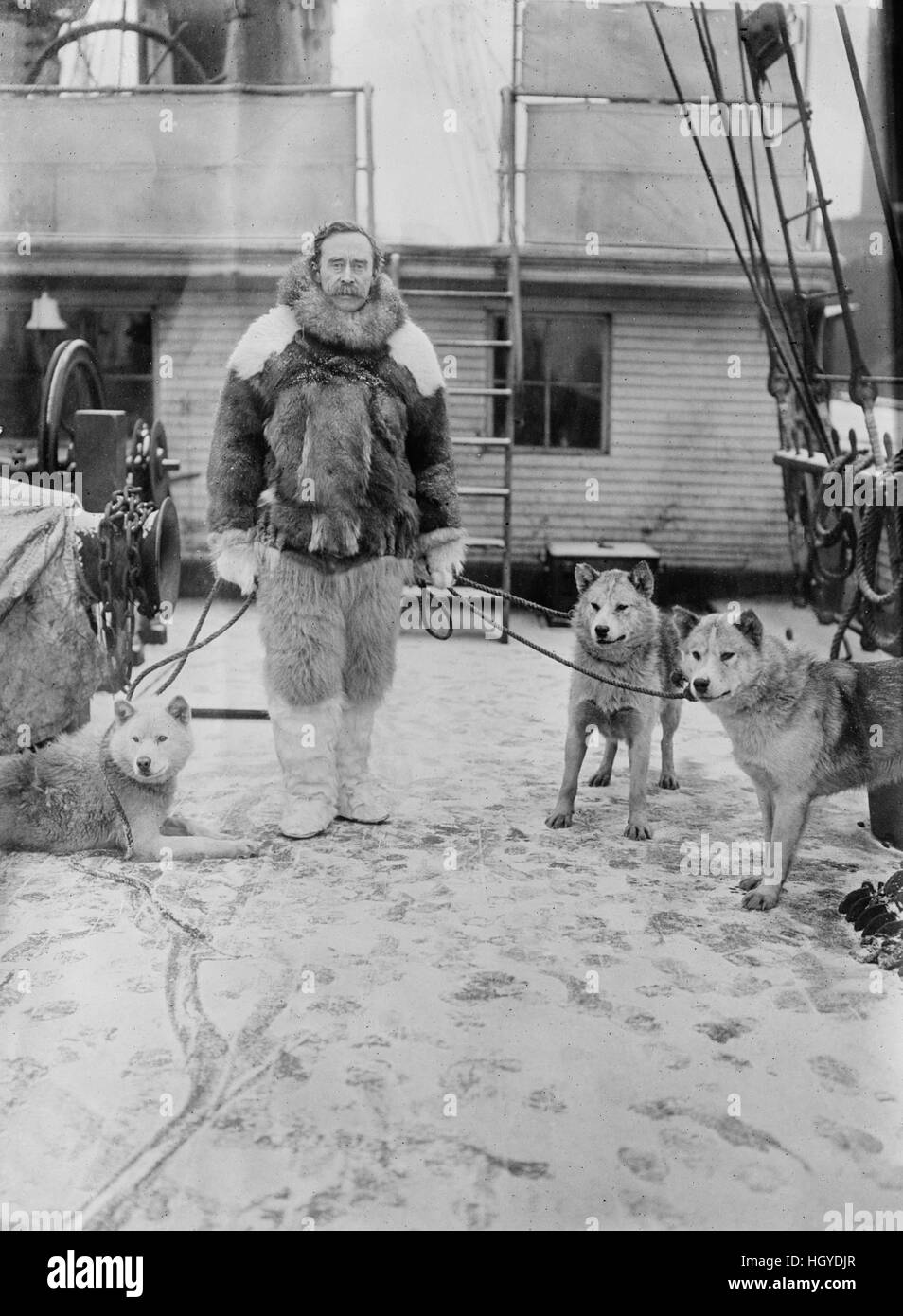 Robert E. Peary, Porträt in Fell Parka mit Hunden auf dem Deck der S.S. Roosevelt, Bain Nachrichtendienst, 1906 Stockfoto