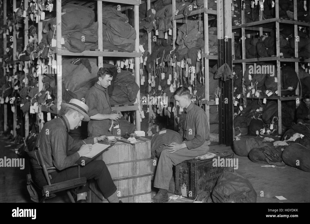 Arbeitnehmer, die Ablaufverfolgung Eigentum von Soldaten nach seiner Rückkehr aus Europa nach dem ersten Weltkrieg, New York City, New York, USA, Bain Nachrichtendienst, 1919 Stockfoto
