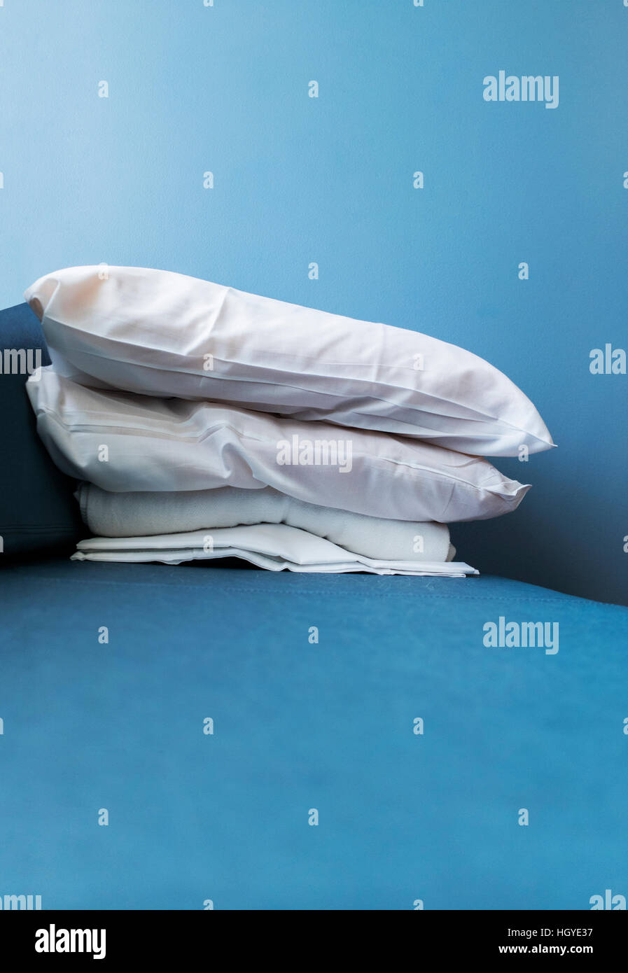 Schlafsofa mit Kissen und Bettwäsche. Stockfoto