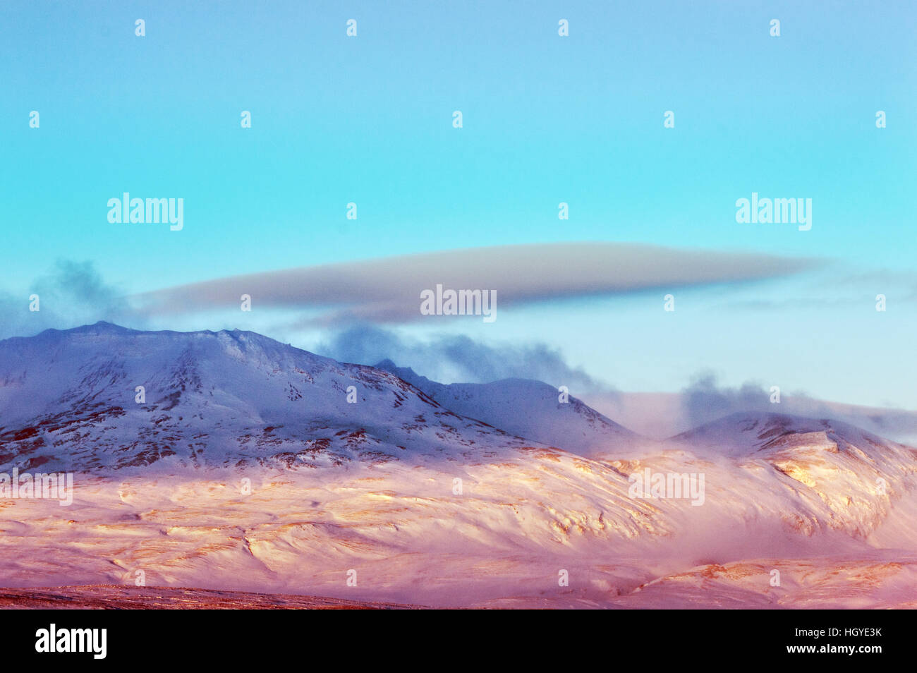 Wolken am blauen Himmel über eine isländische Schneelandschaft im winter Stockfoto