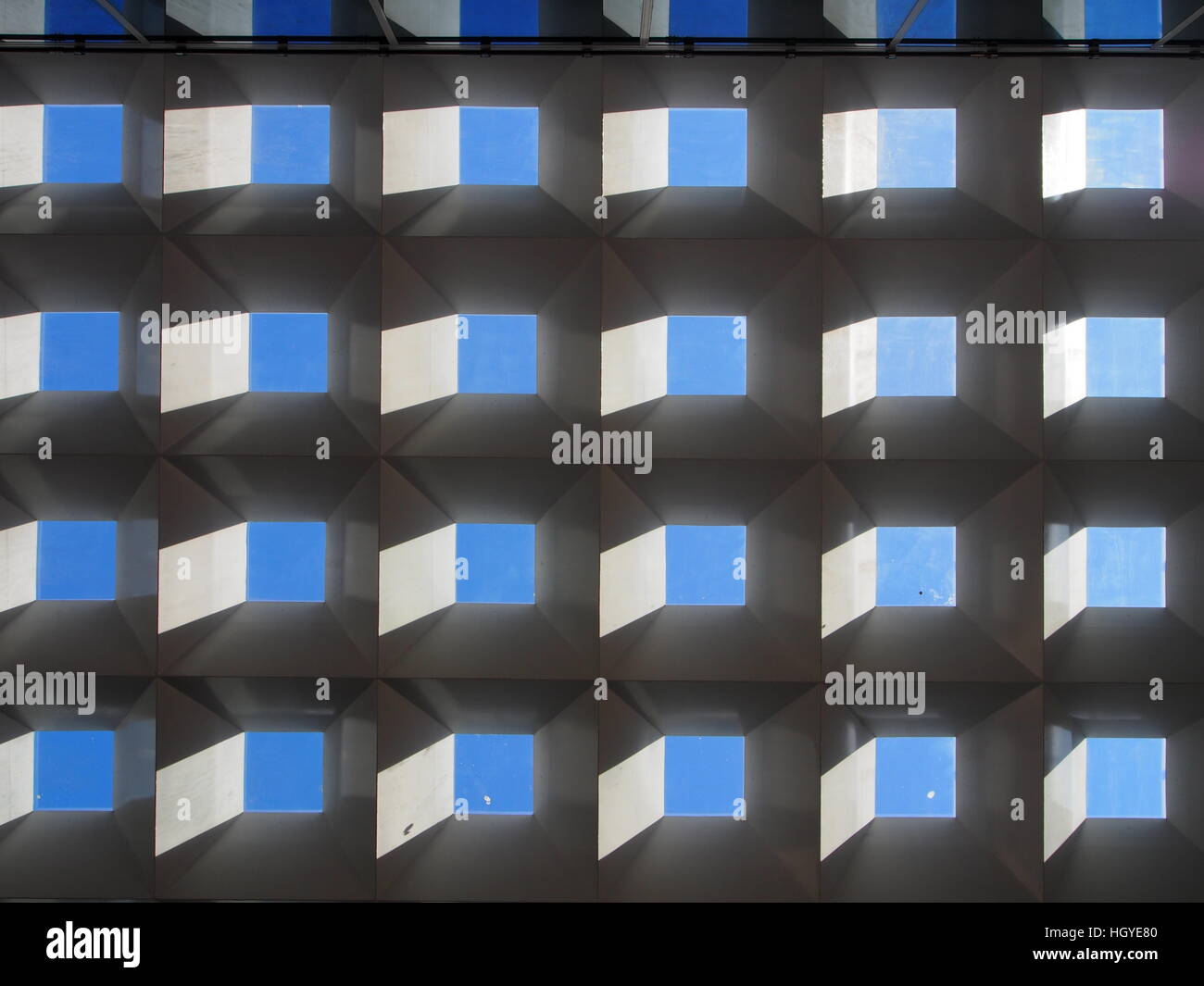 Betondecke der quadratischen Fenster aus Glas, in tiefem konkreten Rahmen Stockfoto