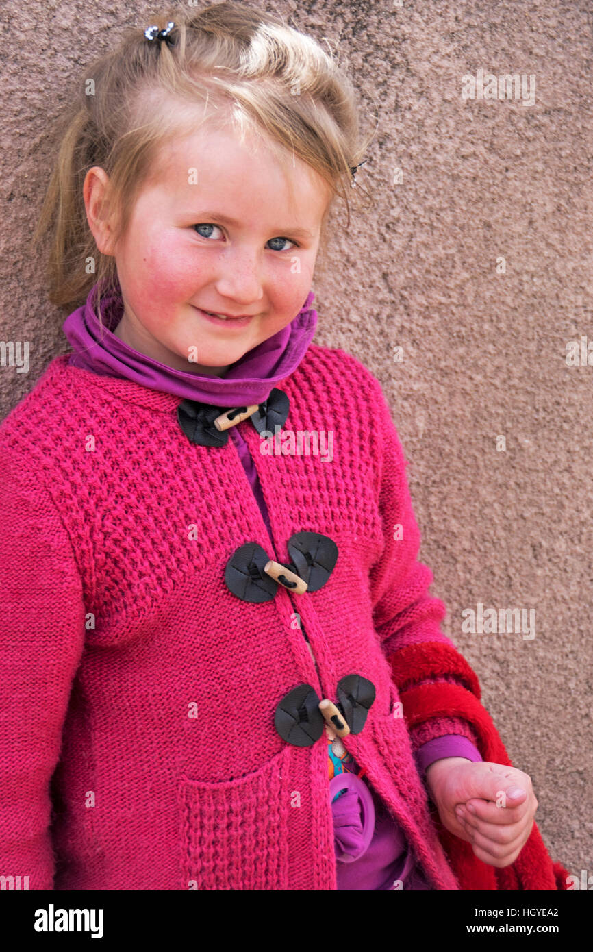 Sommersprossen-faced Mädchen in Dilijan, Armenien. Stockfoto