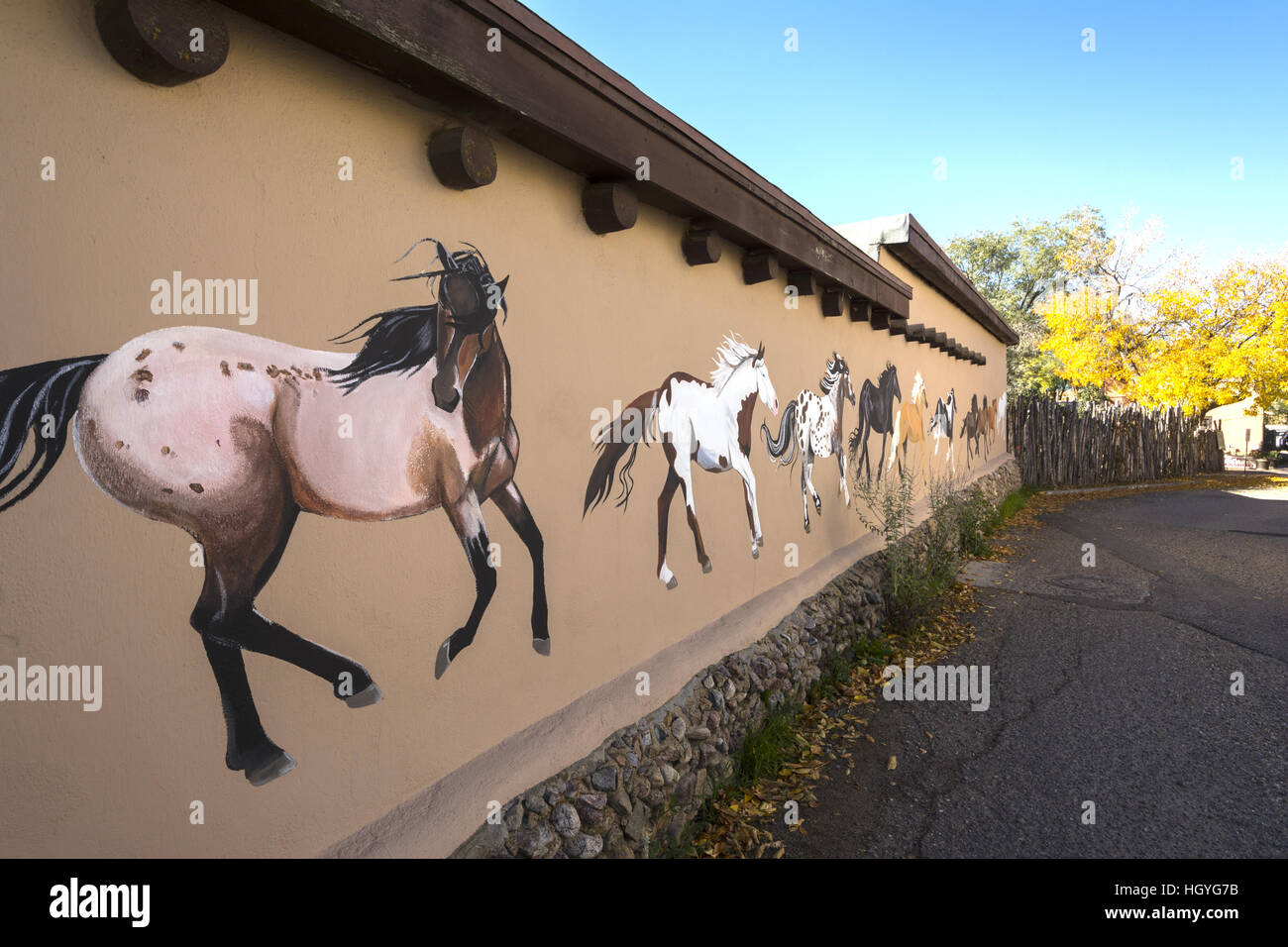 Taos, New Mexico Wandbild auf Adobe-Gebäude Stockfoto