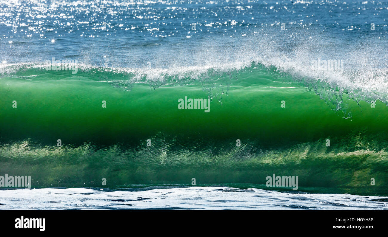 Big-Wave-Pause-Spray im Pazifischen Ozean Stockfoto